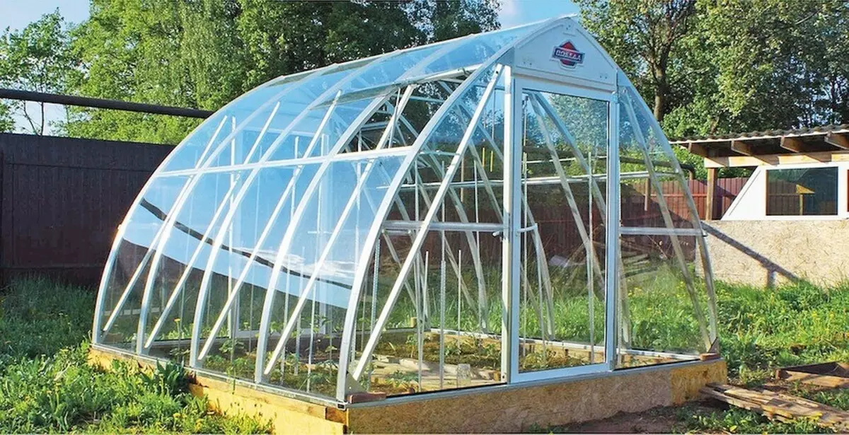 پشت گلخانه ای ساخته شده از شیشه ای آسان ...