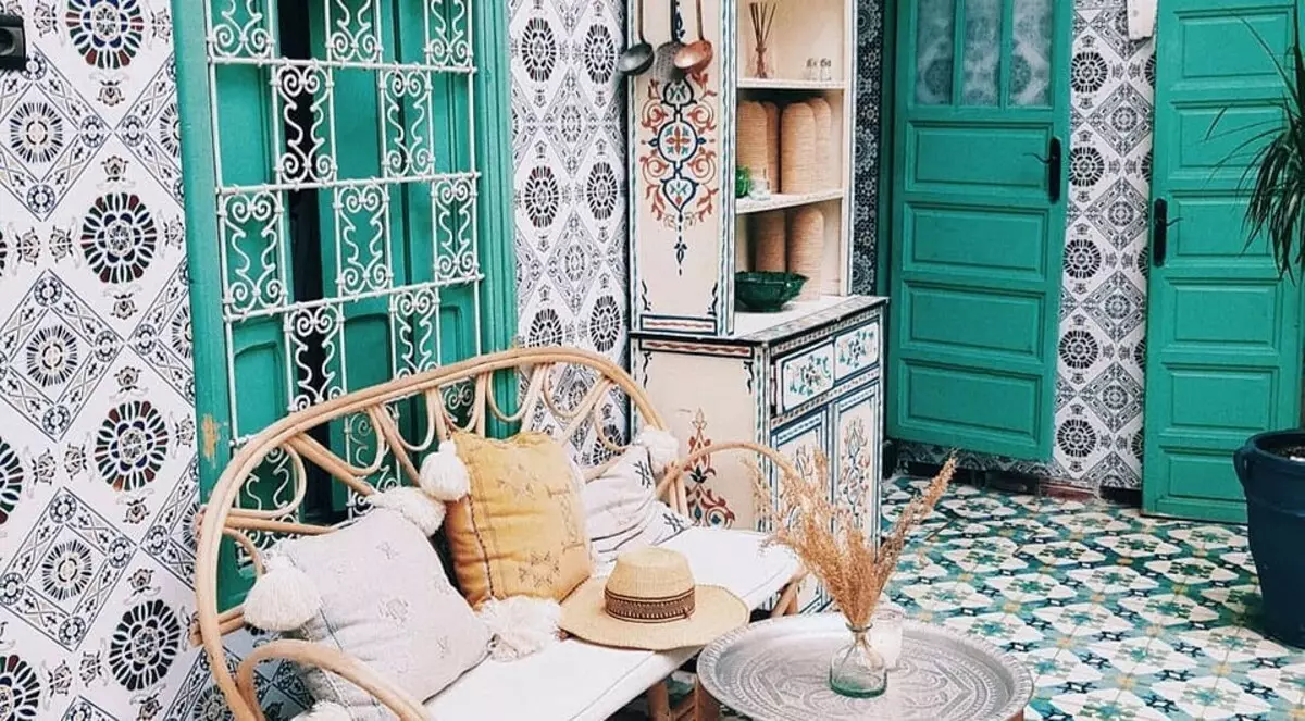 10 manieroj aldoni detalojn de la moda maroka stilo en la interno