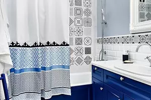 青い家具とタイルパッチワーク付きのバスルーム 9929_1