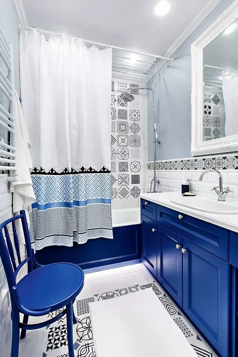 Salle de bain avec mobilier bleu et tuiles-patchwork 9929_2
