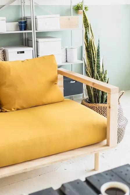 Nga divani në jastëkë: 16 gjëra për brendësinë e dhomës së ndenjes, të cilat mund të bëhen me duart e tyre 9930_11