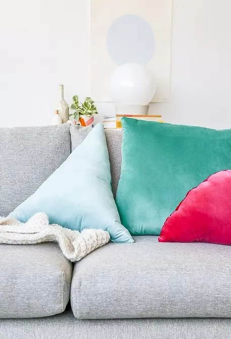 Nga divani në jastëkë: 16 gjëra për brendësinë e dhomës së ndenjes, të cilat mund të bëhen me duart e tyre 9930_97