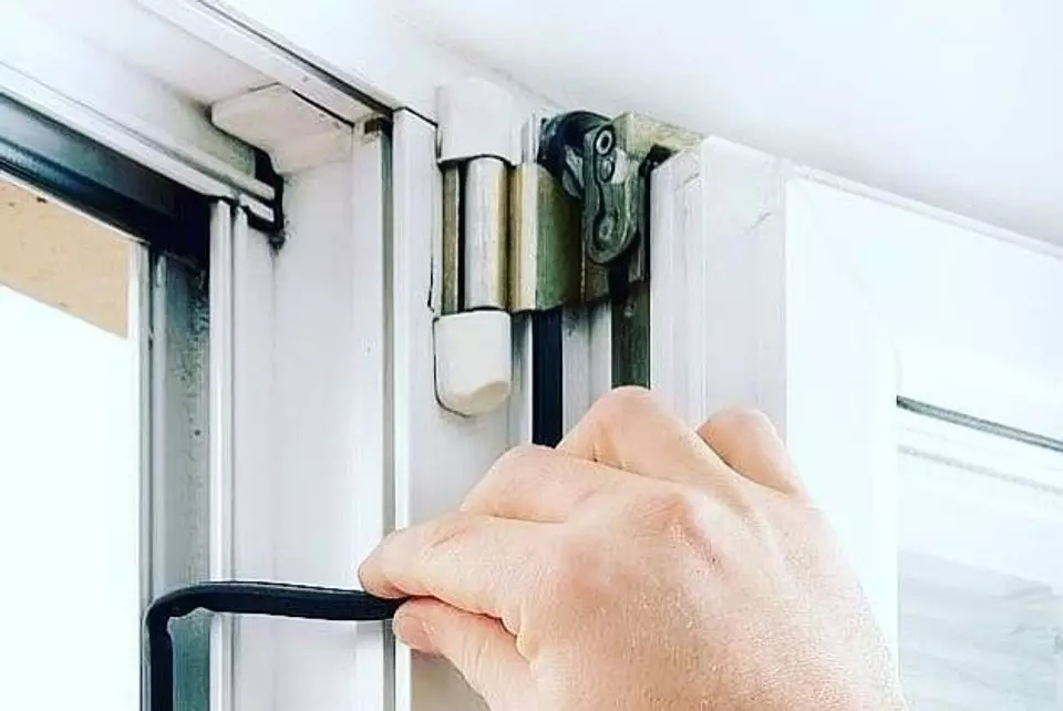 Melaraskan pintu plastik balkoni dengan tangan mereka sendiri: Panduan Penuh dengan Foto dan Video 9944_5