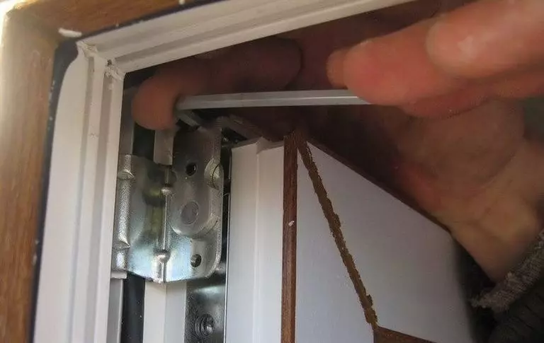 Melaraskan pintu plastik balkoni dengan tangan mereka sendiri: Panduan Penuh dengan Foto dan Video 9944_9
