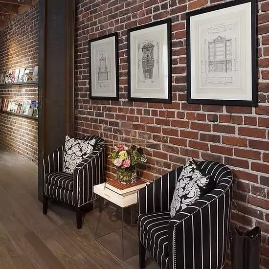 Wallpaper under the brick in the interior: Tips for choosing and 70+ design ideas 9960_45