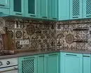 Provansas virtuves interjers ar piparmētru garnitūru un patchwork priekšautu 9962_6