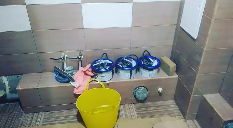 תפרים תפרים אריחים בחדר האמבטיה עם הידיים שלהם: 3 שלבים של יישום נכון 9972_4