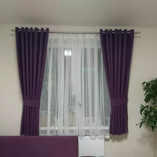 Trieu cortines curtes a la finestra de Windowsil a l'habitació: 50 millors opcions amb fotos 9978_24