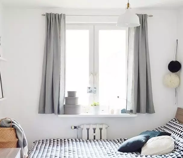 Elija cortinas cortas a la ventana en el dormitorio: 50 mejores opciones con fotos 9978_25