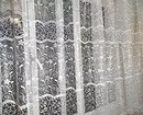 বেডরুমের মধ্যে উইন্ডোজিলে ছোট পর্দা নির্বাচন করুন: ফটোগুলির সাথে 50 টি সেরা বিকল্প 9978_27