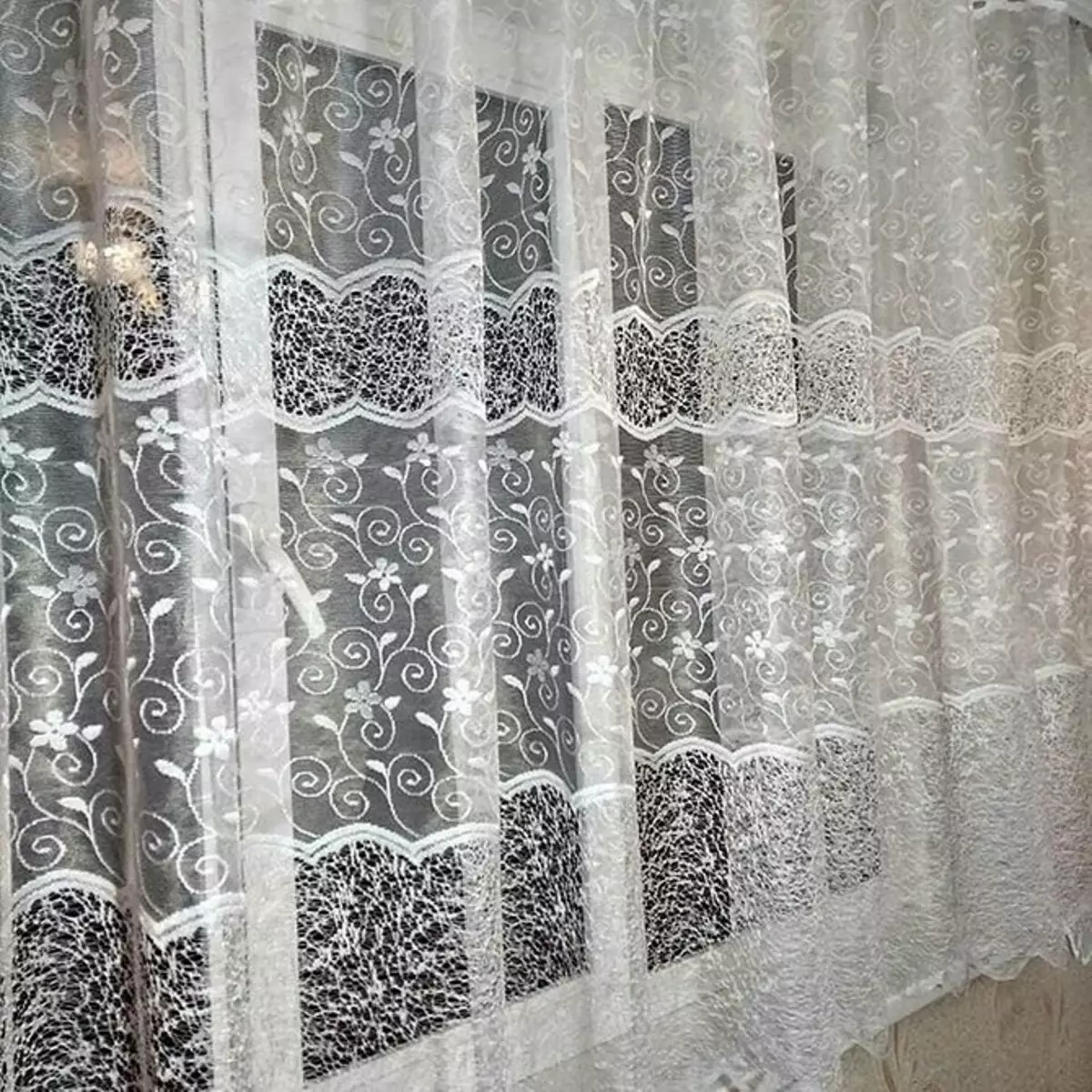 Elija cortinas cortas a la ventana en el dormitorio: 50 mejores opciones con fotos 9978_29