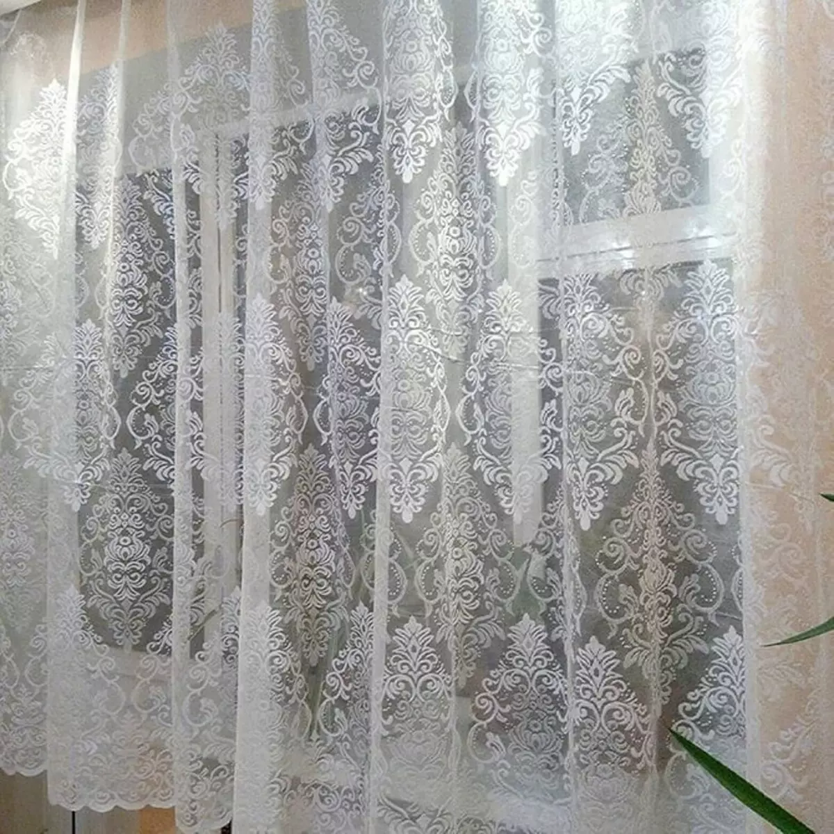 Velg korte gardiner til vinduskarmen i soverommet: 50 beste alternativer med bilder 9978_30
