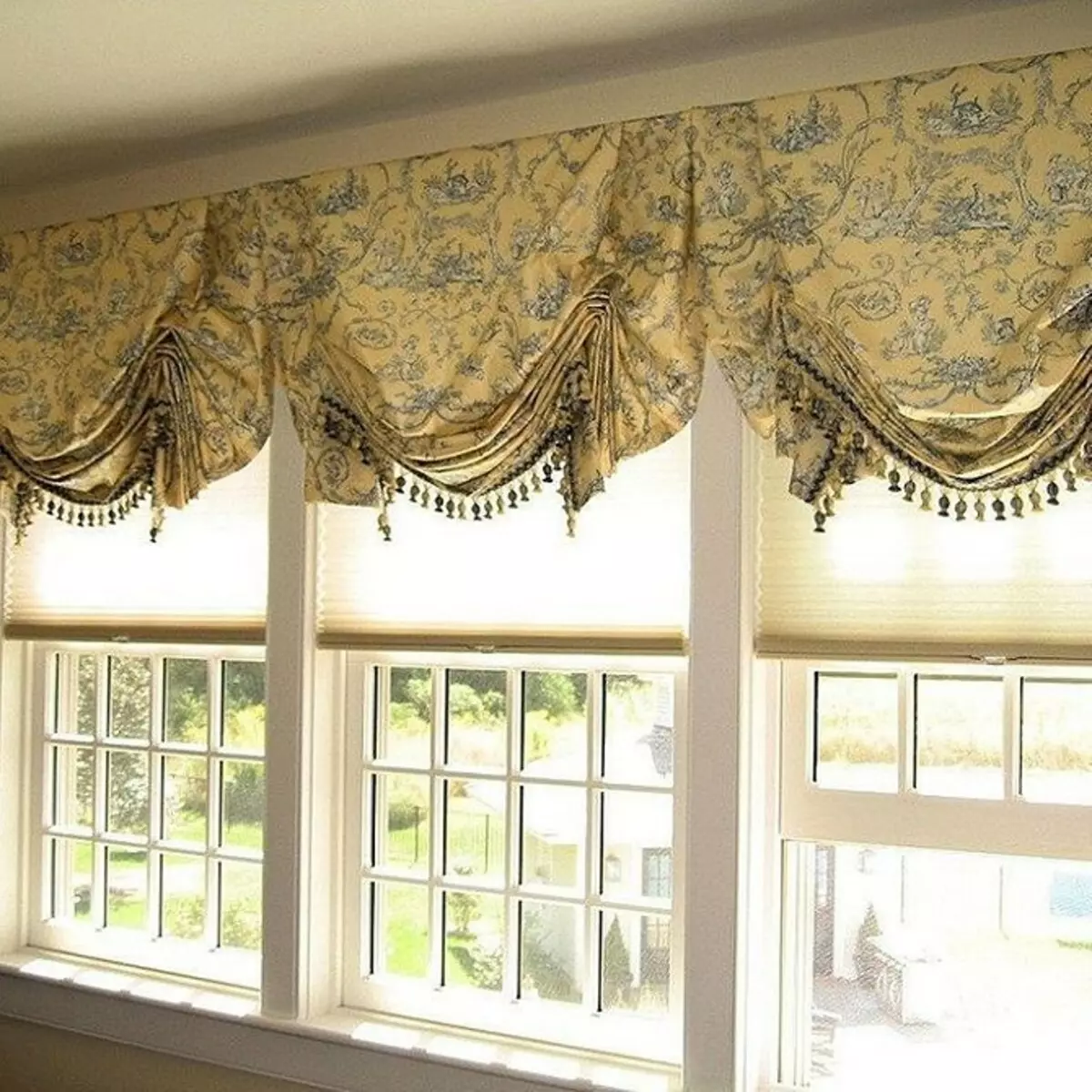 Escolha cortinas curtas para o Windowsill no quarto: 50 melhores opções com fotos 9978_41