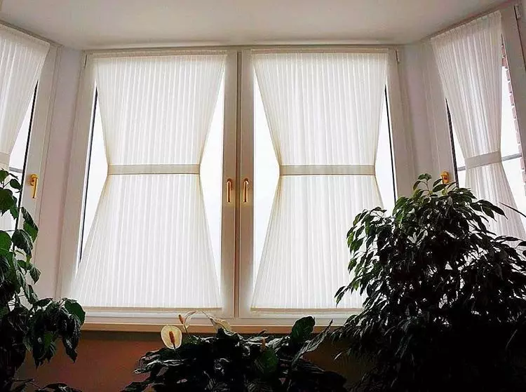 Chọn rèm cửa ngắn vào Windowsill trong phòng ngủ: 50 tùy chọn tốt nhất với hình ảnh 9978_81
