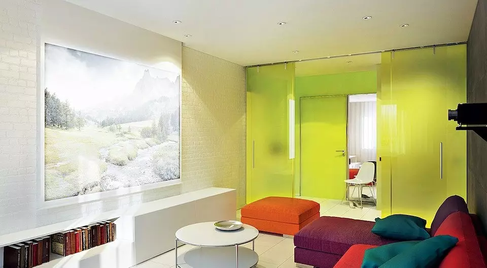 Svetlý nábytok a sklenené oddiely: Minimalistický interiér s popovými prvkami