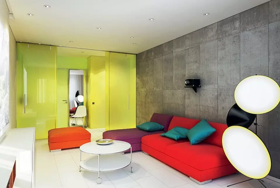 Svetlý nábytok a sklenené oddiely: Minimalistický interiér s popovými prvkami 9981_5